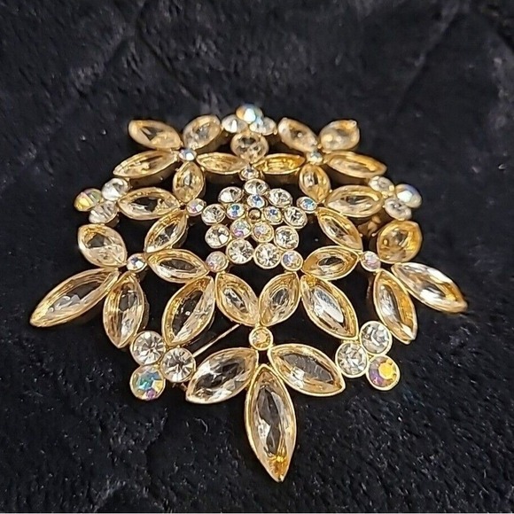 The Unbranded Brand Jewelry - Rhinestones & Tan Aurora Borealis Gold-Tone Brooch‎ Pin 2.5" Vintage